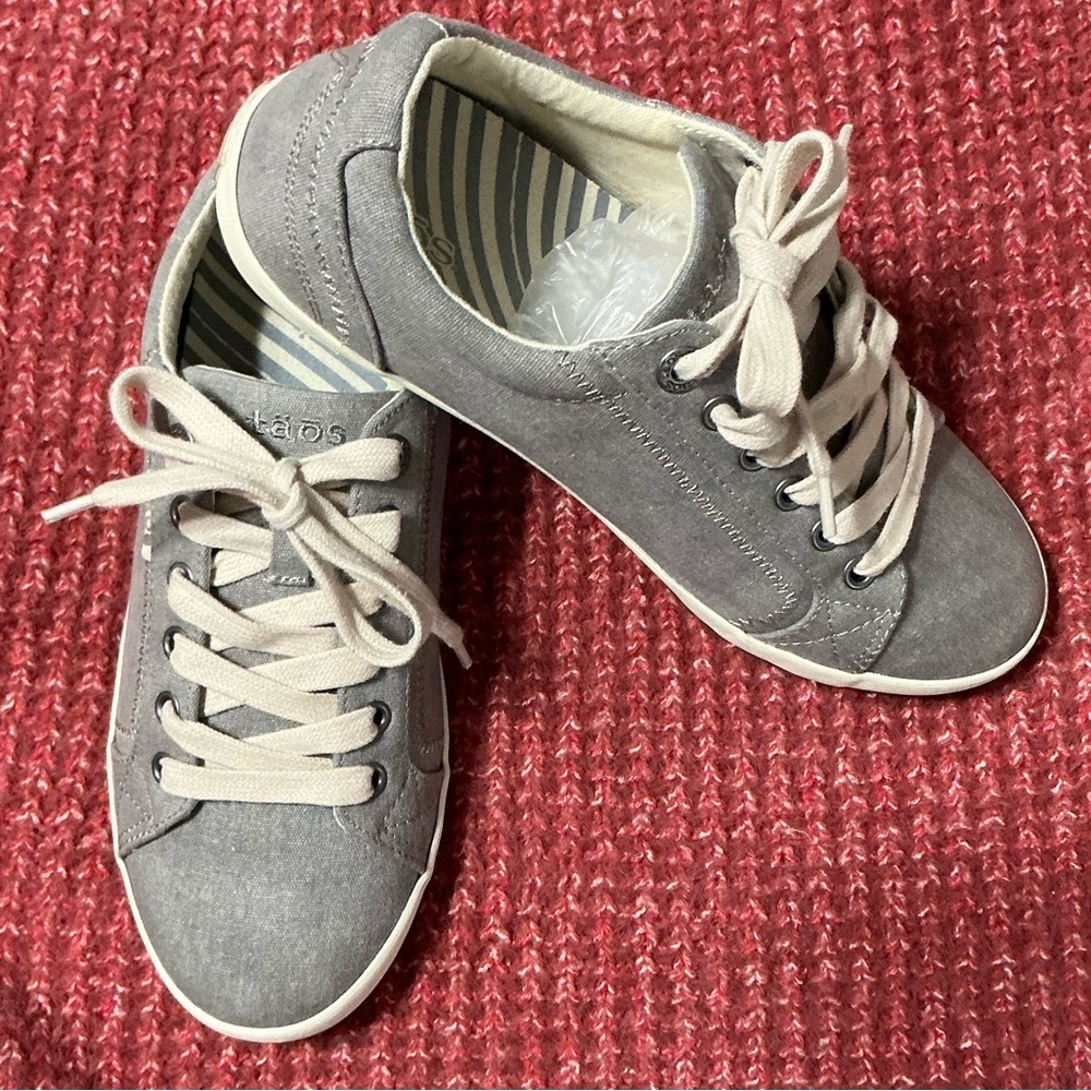 EUC Taos Star Gray Canvas Tie Sneakers Size 9W